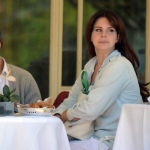 Lana Del Rey et son amoureux boyfriend Francesco Carrozzini déjeunent avec la mère du jeune gomme Francesco Carrozzini à Stresa, en Italie le 2 août 2015
