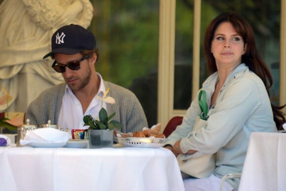 Lana Del Rey et son amoureux boyfriend Francesco Carrozzini déjeunent avec la mère du jeune gomme Francesco Carrozzini à Stresa, en Italie le 2 août 2015
