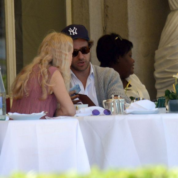 Lana Del Rey et son amoureux boyfriend Francesco Carrozzini déjeunent avec la mère du jeune gomme Francesco Carrozzini à Stresa, en Italie le 2 août 2015