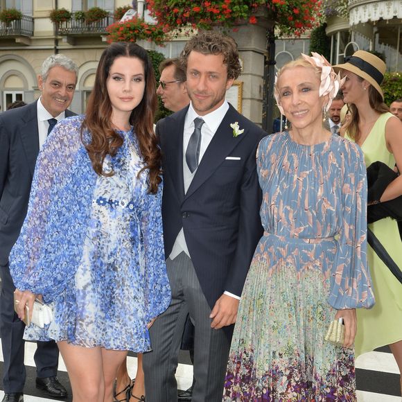 Lana Del Rey, son compagnon Francesco Carrozzini et Franca Sozzani (mère de Francesco Carrozzini) - Sorties des invités de l'hôtel Borromeo à Stresa pour se rendre au mariage religieux de Pierre Casiraghi et Beatrice Borromeo sur les Iles Borromées, sur le Lac Majeur, le 1er août 2015.