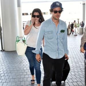 Lana Del Rey et son compagnon Francesco Carrozzini prennent un avion à Los Angeles le 30 juillet 2015.