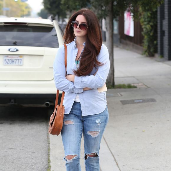 Semi-Exclusif - Lana Del Rey à la sortie d'un salon de coiffure à West Hollywood, le 20 février 2015
