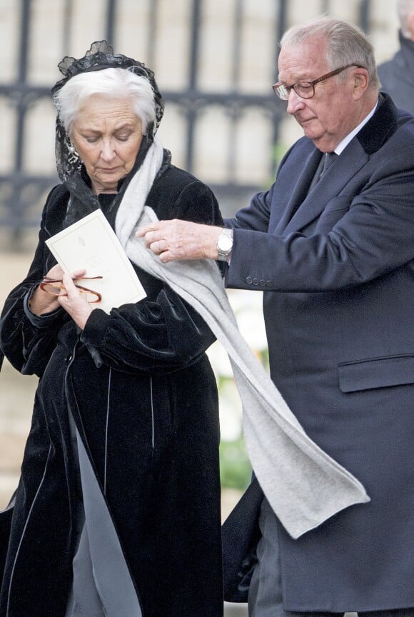 La reine Paola et le roi Albert de Belgique lors des obsèques de la reine Fabiola de Belgique en la cathédrale des Saints Michel et Gudule à Bruxelles le 12 décembre 2014