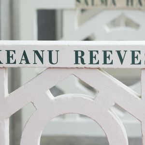 L'acteur Keanu Reeves inaugure sa cabine sur les planches lors du 41e Festival du film américain de Deauville, le 4 septembre 2015.