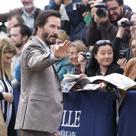 L'acteur Keanu Reeves inaugure sa cabine sur les planches lors du 41e Festival du film américain de Deauville, le 4 septembre 2015.