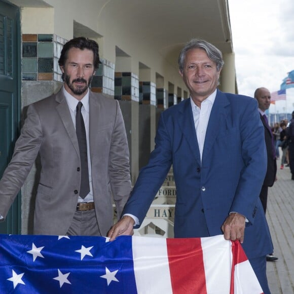 L'acteur Keanu Reeves inaugure sa cabine sur les planches lors du 41e Festival du film américain de Deauville, le 4 septembre 2015.