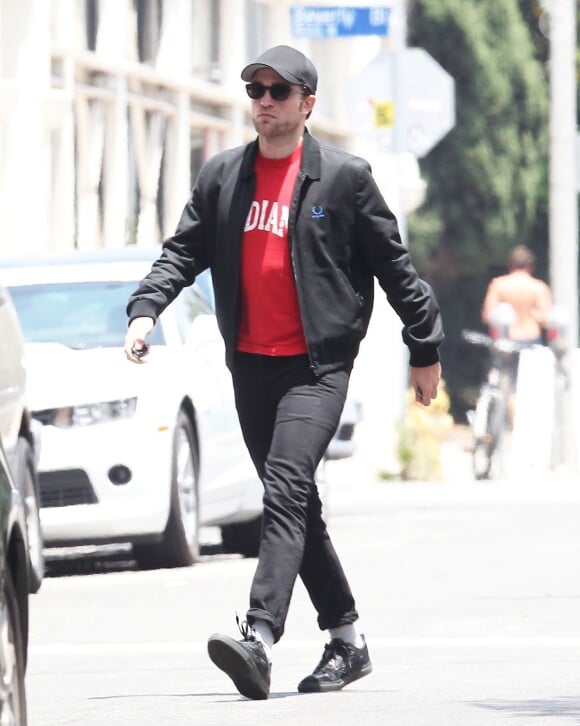 Semi-Exclusif - Robert Pattinson va déjeuner au restaurant à West Hollywood, le 1er juin 2015.