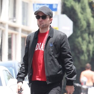 Semi-Exclusif - Robert Pattinson va déjeuner au restaurant à West Hollywood, le 1er juin 2015.