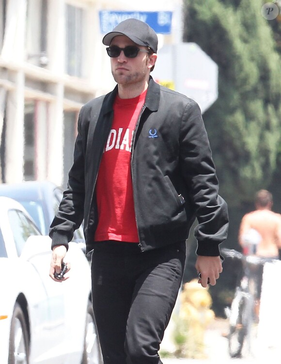 Semi-Exclusif - Robert Pattinson va déjeuner au restaurant à West Hollywood, le 1er juin 2015.