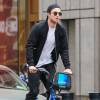 Exclusif - Robert Pattinson fait du vélo dans les rues de New York, le 16 mai 2015