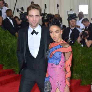 Robert Pattinson, FKA Twigs - Soirée Costume Institute Gala 2015 (Met Ball) au Metropolitan Museum, célébrant l'ouverture de Chine: à travers le miroir à New York. Le 4 mai 2015.