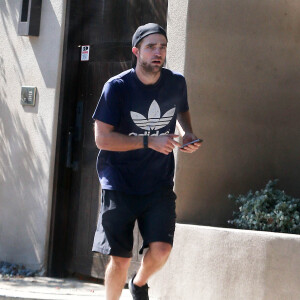 Exclusif - Robert Pattinson à la sortie de chez des amis à Los Angeles, le 20 mars 2015.