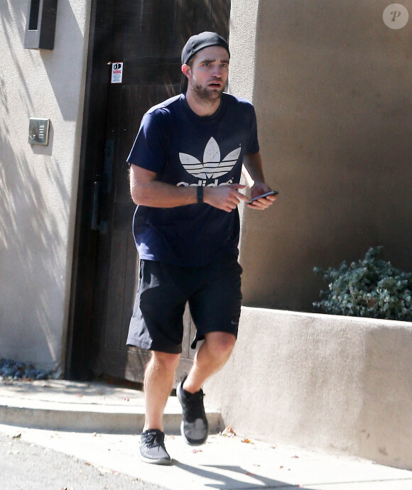 Exclusif - Robert Pattinson à la sortie de chez des amis à Los Angeles, le 20 mars 2015.