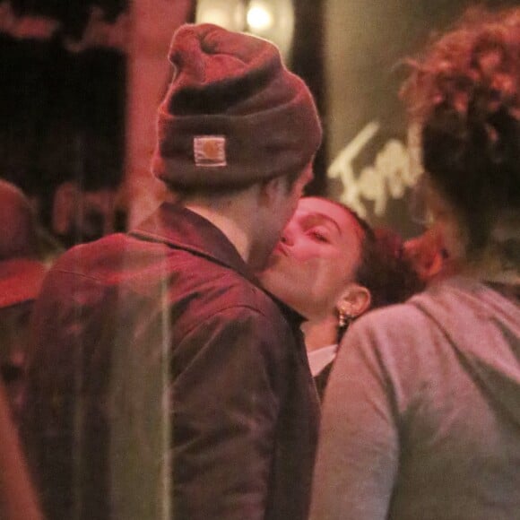 Exclusif - Robert Pattinson est très proche de sa petite-amie FKA Twigs ! Ils semblent très amoureux et se sont embrassés à plusieurs reprises alors qu'ils étaient dans la file d'attente du Comedy Store à Los Angeles, le 18 décembre 2014. Ils ont passé leur soirée avec un groupe d'amis, parmi lesquels se trouvait l'acteur Joel Edgerton. Ils ont d'abord été dîner et boire quelques verres à la Sunset Tower, puis ont été voir un spectacle au Comedy Store à West Hollywood. Après le show, Robert Pattinson a acheté des cigares dans une épicerie du quartier. Le couple est reparti dans une voiture de la compagnie Uber.