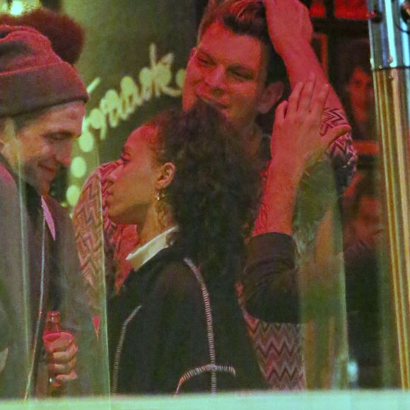 Exclusif - Robert Pattinson est très proche de sa petite-amie FKA Twigs ! Ils semblent très amoureux et se sont embrassés à plusieurs reprises alors qu'ils étaient dans la file d'attente du Comedy Store à Los Angeles, le 18 décembre 2014. Ils ont passé leur soirée avec un groupe d'amis, parmi lesquels se trouvait l'acteur Joel Edgerton. Ils ont d'abord été dîner et boire quelques verres à la Sunset Tower, puis ont été voir un spectacle au Comedy Store à West Hollywood. Après le show, Robert Pattinson a acheté des cigares dans une épicerie du quartier. Le couple est reparti dans une voiture de la compagnie Uber.