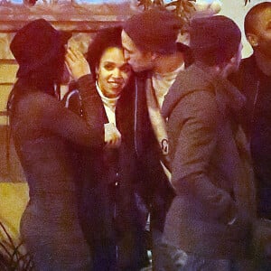 Exclusif - Robert Pattinson est très proche de sa petite-amie FKA Twigs ! Ils semblent très amoureux et se sont embrassés à plusieurs reprises alors qu'ils étaient dans la file d'attente du Comedy Store à Los Angeles, le 18 décembre 2014. Ils ont passé leur soirée avec un groupe d'amis, parmi lesquels se trouvait l'acteur Joel Edgerton. Ils ont d'abord été dîner et boire quelques verres à la Sunset Tower, puis ont été voir un spectacle au Comedy Store à West Hollywood. Après le show, Robert Pattinson a acheté des cigares dans une épicerie du quartier. Le couple est reparti dans une voiture de la compagnie Uber.19/12/2014 - Los Angeles