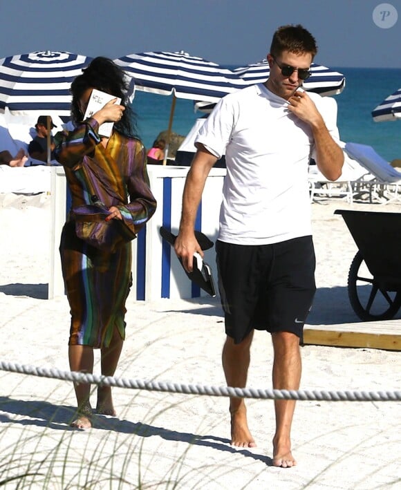 Semi-Exclusif - Robert Pattinson et sa petite amie FKA Twigs profitent d'une belle journée ensoleillée sur une plage à Miami, le 7 décembre 2014