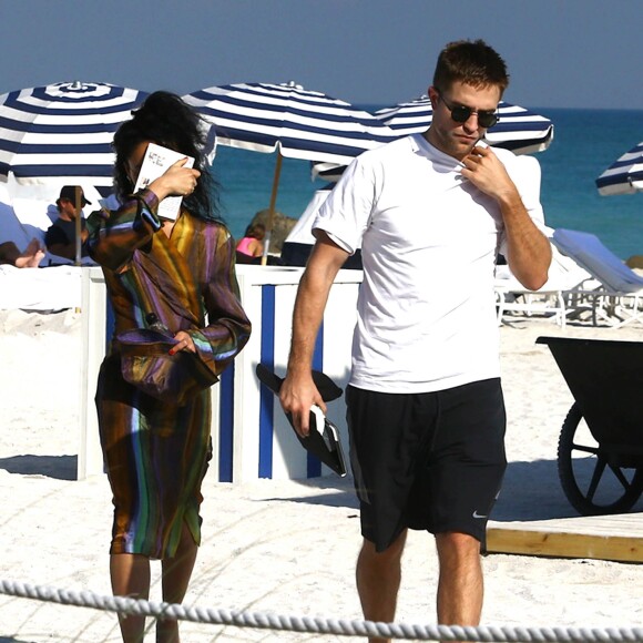 Semi-Exclusif - Robert Pattinson et sa petite amie FKA Twigs profitent d'une belle journée ensoleillée sur une plage à Miami, le 7 décembre 2014