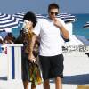 Semi-Exclusif - Robert Pattinson et sa petite amie FKA Twigs profitent d'une belle journée ensoleillée sur une plage à Miami, le 7 décembre 2014