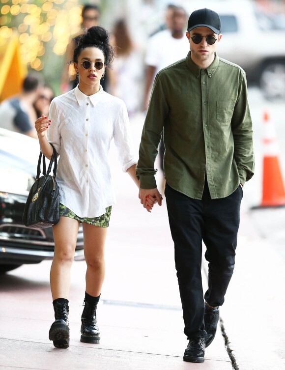 Exclusif - Robert Pattinson se promène, main dans la main, avec sa petite amie FKA Twigs (Tahliah Debrett Barnett) dans les rues de Miami. Le couple est allé à la foire d'art contemporain Art Basel. Le 5 décembre 2014