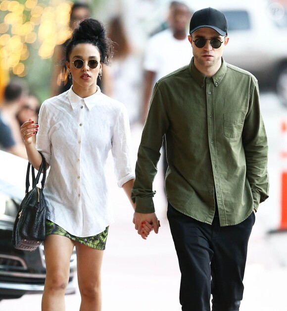 Exclusif - Robert Pattinson se promène, main dans la main, avec sa petite amie FKA Twigs (Tahliah Debrett Barnett) dans les rues de Miami. Le couple est allé à la foire d'art contemporain Art Basel. Le 5 décembre 2014