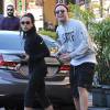 Exclusif - Robert Pattinson est allé déjeuner avec sa petite amie FKA Twigs à Los Angeles. Robert grimace, plaisante et en profite pour lui mettre la main aux fesses! Le 21 novembre 2014