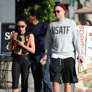 Exclusif  - Robert Pattinson est allé déjeuner avec sa petite amie FKA Twigs à Los Angeles. Robert grimace, plaisante et en profite pour lui mettre la main aux fesses! Le 21 novembre 2014