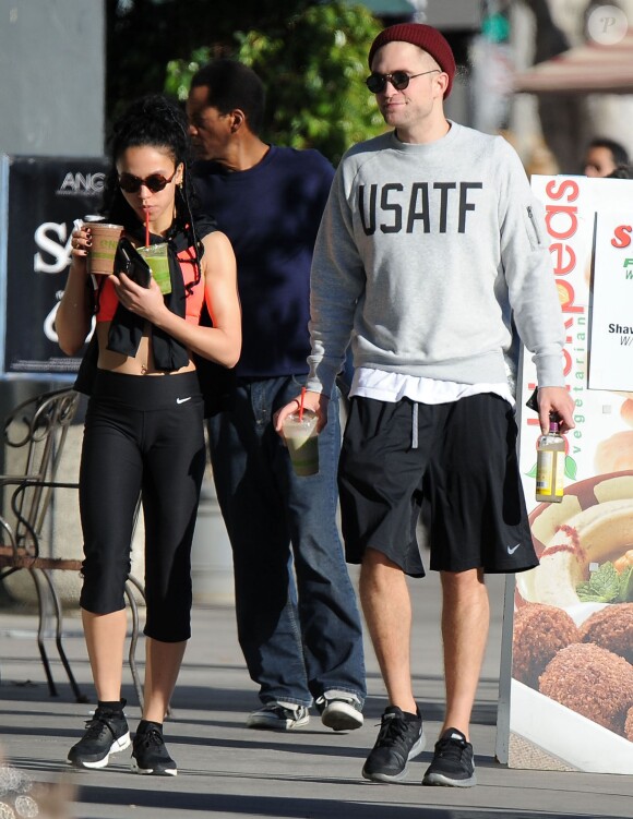 Exclusif  - Robert Pattinson est allé déjeuner avec sa petite amie FKA Twigs à Los Angeles. Robert grimace, plaisante et en profite pour lui mettre la main aux fesses! Le 21 novembre 2014