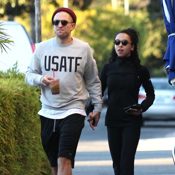 Exclusif -Robert Pattinson est allé déjeuner avec sa petite amie FKA Twigs à Los Angeles. Robert grimace, plaisante et en profite pour lui mettre la main aux fesses! Le 21 novembre 2014