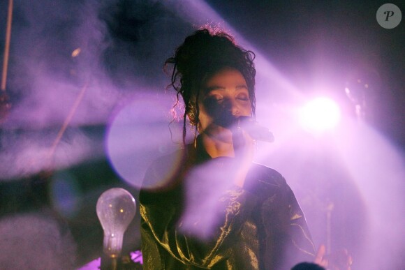 Exclusif -Tahliah Barnett (FKA twigs) donne un concert unique à la Maroquinerie sous les yeux admiratifs de son petit-ami Robert Pattinson, à Paris, le 14 octobre 2014.