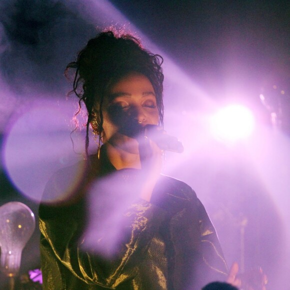 Exclusif -Tahliah Barnett (FKA twigs) donne un concert unique à la Maroquinerie sous les yeux admiratifs de son petit-ami Robert Pattinson, à Paris, le 14 octobre 2014.