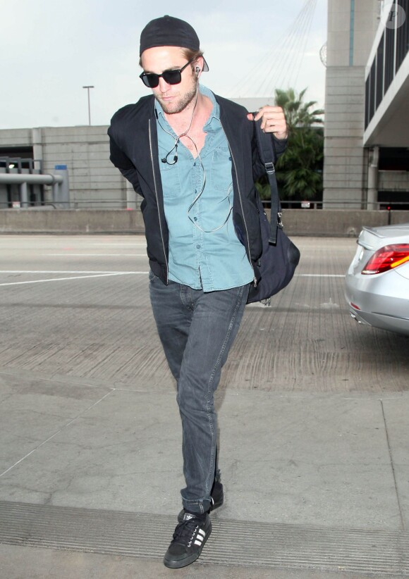 Robert Pattinson arrive à l'aéroport de Los Angeles pour prendre un vol à destination de Toronto, le 8 septembre 2014.