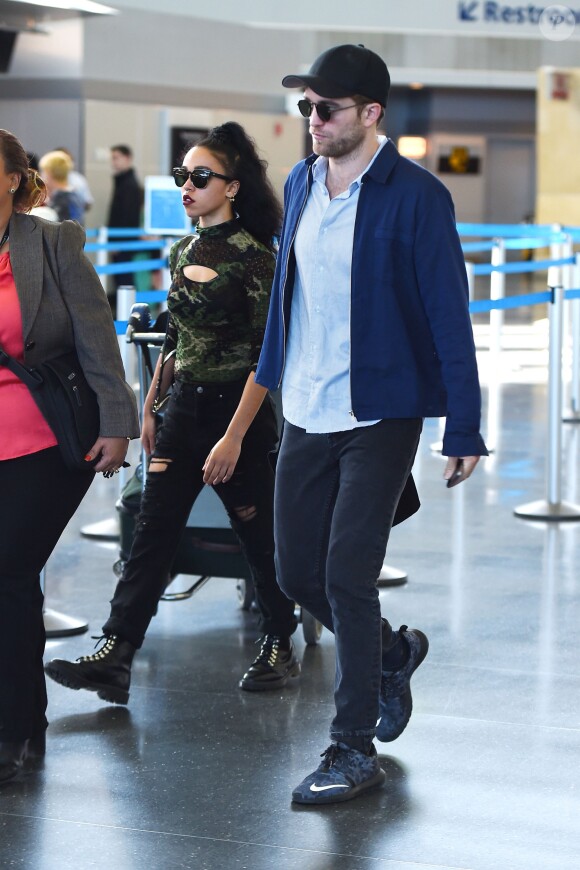 Robert Pattinson et FKA twiggs à l'aéroport JFK le 5 mai 2015