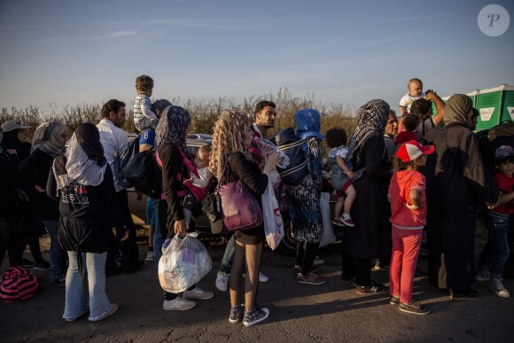 Des réfugiés de Syrie tentent de rejoindre l'Europe en passant par la Serbie à Sorgos le 26 août 2015.