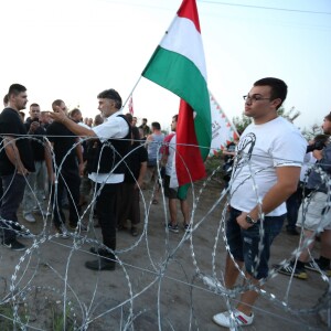 500 personnes ont défilé le mercredi 2 septembre 2015 avec le parti d'extrême droite Hongrois Jobbik dans la ville de Roszke. Le Leader du parti Vona Gabor(veste bleu)e ainsi que differents responsables de ce dernier dont Toth Peter (Chemise blanche et cravate) étaient présents. Ils ont manifesté devant la frontière et les fils barbelés contre la venue des refugiés. Ces derniers ont pris la fuite avant l'arrivée de la manifestation à l'exception d'un petit groupe de syriens qui se sont fait insulter. Les manifestants ont chanté la gloire de la Hongrie accompagné de slogan "refugees go home". La police était présente en nombre pour éviter tout débordement. Plusieurs centaines de refugiés etaient presents quelques minutes avant l'arrivée de la manifestation. Ils sont retournés en Serbie pour la nuit, de peur de se faire attaquer.