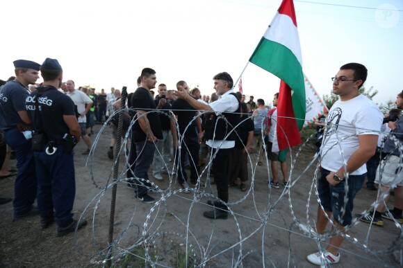500 personnes ont défilé le mercredi 2 septembre 2015 avec le parti d'extrême droite Hongrois Jobbik dans la ville de Roszke. Le Leader du parti Vona Gabor(veste bleu)e ainsi que differents responsables de ce dernier dont Toth Peter (Chemise blanche et cravate) étaient présents. Ils ont manifesté devant la frontière et les fils barbelés contre la venue des refugiés. Ces derniers ont pris la fuite avant l'arrivée de la manifestation à l'exception d'un petit groupe de syriens qui se sont fait insulter. Les manifestants ont chanté la gloire de la Hongrie accompagné de slogan "refugees go home". La police était présente en nombre pour éviter tout débordement. Plusieurs centaines de refugiés etaient presents quelques minutes avant l'arrivée de la manifestation. Ils sont retournés en Serbie pour la nuit, de peur de se faire attaquer.