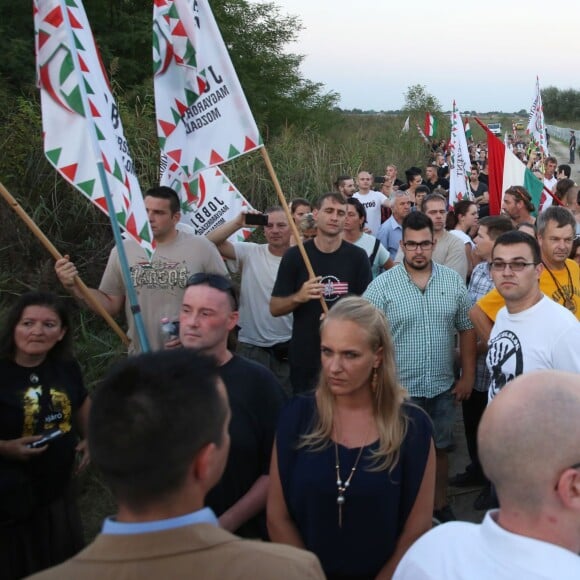 500 personnes ont défilé le mercredi 2 septembre 2015 avec le parti d'extrême droite Hongrois Jobbik dans la ville de Roszke. Le Leader du parti Vona Gabor(veste bleu)e ainsi que differents responsables de ce dernier dont Toth Peter (Chemise blanche et cravate) étaient présents. Ils ont manifesté devant la frontière et les fils barbelés contre la venue des refugiés. Ces derniers ont pris la fuite avant l'arrivée de la manifestation à l'exception d'un petit groupe de syriens qui se sont fait insulter. Les manifestants ont chanté la gloire de la Hongrie accompagné de slogan "refugees go home". La police était présente en nombre pour éviter tout débordement. Plusieurs centaines de refugiés etaient presents quelques minutes avant l'arrivée de la manifestation. Ils sont retournés en Serbie pour la nuit, de peur de se faire attaquer.