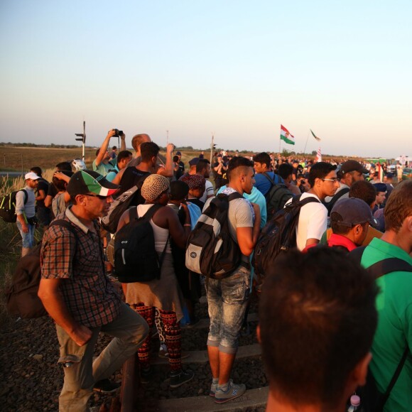 500 personnes ont défilé le mercredi 2 septembre 2015 avec le parti d'extrême droite Hongrois Jobbik dans la ville de Roszke. Le Leader du parti Vona Gabor(veste bleu)e ainsi que differents responsables de ce dernier dont Toth Peter (Chemise blanche et cravate) étaient présents. Ils ont manifesté devant la frontière et les fils barbelés contre la venue des refugiés. Ces derniers ont pris la fuite avant l'arrivée de la manifestation à l'exception d'un petit groupe de syriens qui se sont fait insulter. Les manifestants ont chanté la gloire de la Hongrie accompagné de slogan "refugees go home". La police était présente en nombre pour éviter tout débordement. Plusieurs centaines de refugiés etaient presents quelques minutes avant l'arrivée de la manifestation. Ils sont retournés en Serbie pour la nuit, de peur de se faire attaquer.