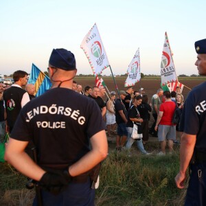 500 personnes ont défilé le mercredi 2 septembre 2015 avec le parti d'extrême droite Hongrois Jobbik dans la ville de Roszke. Le Leader du parti Vona Gabor(veste bleu)e ainsi que differents responsables de ce dernier dont Toth Peter (Chemise blanche et cravate) étaient présents. Ils ont manifesté devant la frontière et les fils barbelés contre la venue des refugiés. Ces derniers ont pris la fuite avant l'arrivée de la manifestation à l'exception d'un petit groupe de syriens qui se sont fait insulter. Les manifestants ont chanté la gloire de la Hongrie accompagné de slogan "refugees go home". La police était présente en nombre pour éviter tout débordement. Plusieurs centaines de refugiés etaient presents quelques minutes avant l'arrivée de la manifestation. Ils sont retournés en Serbie pour la nuit, de peur de se faire attaquer.