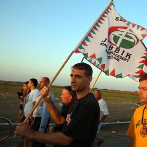 500 personnes ont défilé le mercredi 2 septembre 2015 avec le parti d'extrême droite Hongrois Jobbik dans la ville de Roszke. Le Leader du parti Vona Gabor(veste bleu)e ainsi que differents responsables de ce dernier dont Toth Peter (Chemise blanche et cravate) étaient présents. Ils ont manifesté devant la frontière et les fils barbelés contre la venue des refugiés. Ces derniers ont pris la fuite avant l'arrivée de la manifestation à l'exception d'un petit groupe de syriens qui se sont fait insulter. Les manifestants ont chanté la gloire de la Hongrie accompagné de slogan "refugees go home". La police était présente en nombre pour éviter tout débordement. Plusieurs centaines de refugiés etaient presents quelques minutes avant l'arrivée de la manifestation. Ils sont retournés en Serbie pour la nuit, de peur de se faire attaquer.