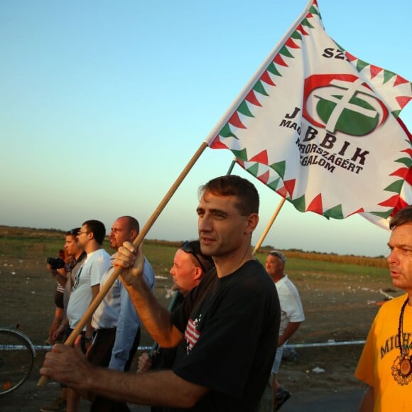 500 personnes ont défilé le mercredi 2 septembre 2015 avec le parti d'extrême droite Hongrois Jobbik dans la ville de Roszke. Le Leader du parti Vona Gabor(veste bleu)e ainsi que differents responsables de ce dernier dont Toth Peter (Chemise blanche et cravate) étaient présents. Ils ont manifesté devant la frontière et les fils barbelés contre la venue des refugiés. Ces derniers ont pris la fuite avant l'arrivée de la manifestation à l'exception d'un petit groupe de syriens qui se sont fait insulter. Les manifestants ont chanté la gloire de la Hongrie accompagné de slogan "refugees go home". La police était présente en nombre pour éviter tout débordement. Plusieurs centaines de refugiés etaient presents quelques minutes avant l'arrivée de la manifestation. Ils sont retournés en Serbie pour la nuit, de peur de se faire attaquer.