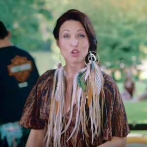 La chanteuse Natasha St-Pier - Tous les Acadiens, le clip