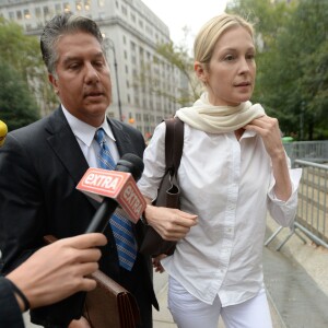 Kelly Rutherford arrive sans ses enfants au tribunal dans le quartier de Manhattan à New York, le 11 août 2015.