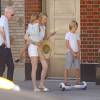 Exclusif - Kelly Rutherford se promène avec ses enfants Hermes et Helena et son compagnon Tony Brand dans les rues de New York, le 31 juillet 2015.