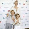 Malgré la perte définitive de la garde de ses enfants, qu'elle a pour tout l'été en vacances, l'actrice Kelly Rutherford, son fils Hermes et sa fille Helena ont assisté à l'oeuvre caritative "Ovarian Cancer Research Fund's Super Saturday" à Water Mill. Le 25 juillet 2015