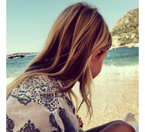 Helena la fille de Kelly Rutherford à la plage / photo postée sur le compte Instagram de l'actrice.