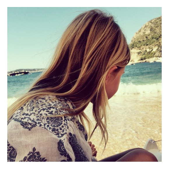 Helena la fille de Kelly Rutherford à la plage / photo postée sur le compte Instagram de l'actrice.