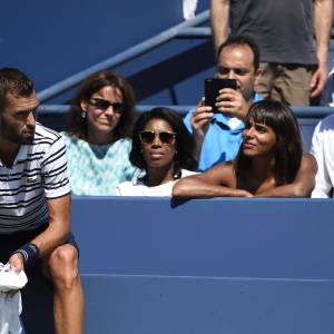 Shy'm dans le box de Benoît Paire lors du huitième de finale de celui-ci à l'US Open, à l'USTA Billie Jean King National Tennis Center de Flushing dans le Queens à New York, le 6 septembre 2015