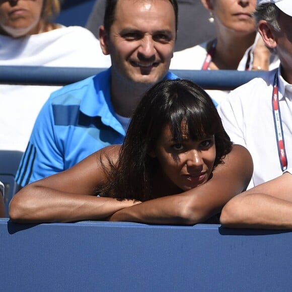 Shy'm attentive au match de Benoît Paire en huitième de finale de l'US Open, à l'USTA Billie Jean King National Tennis Center de Flushing dans le Queens à New York, le 6 septembre 2015