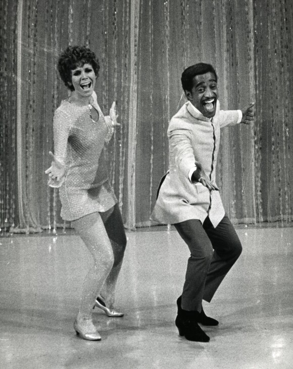 Judy Carne et Sammy Davis Jr. sur le plateau de "Laugh-In", 1968